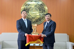 The delegation of the People's Government of Pho Nhi city politely greeted the Secretary of the Dien Bien Provincial Party Committee