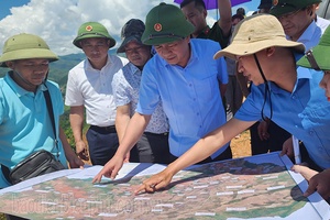 The Chairman of the Provincial People's Committee - Le Thanh Do inspected some projects in Dien Bien Dong district. 