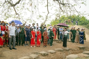 Tourists come in great numbers to Điện Biên Phủ