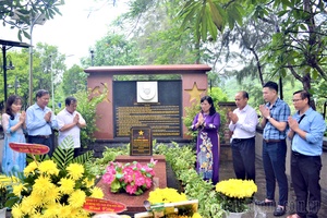 Điện Biên authorities honour fallen heroes at Côn Đảo landmarks 