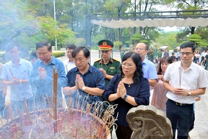Điện Biên degelations offers incense at historical sites in Quảng Trị 