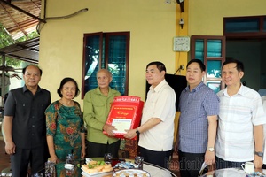 Điện Biên Party Secretary visits local policy beneficiary families