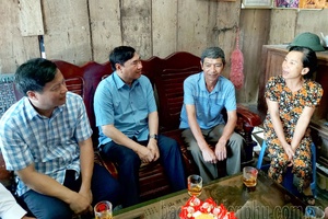 Điện Biên Party Secretary Trần Quốc Cường Visits Local War Invalids