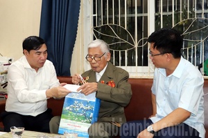 Điện Biên Provincial Party Committee Secretary visits beneficiary families in Mường Lay 