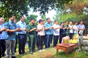 Điện Biên delegation offers incense to commemorate General Giáp