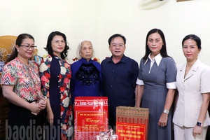 Điện Biên Deputy Secretary presents gifts to policy beneficiary families