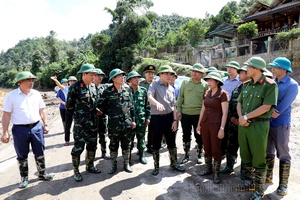 Deputy PM inspects flood relief efforts in Mường Pồn