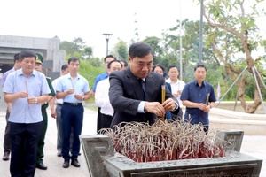 'Điện Biên leaders pay tribute to martyrs on National Day