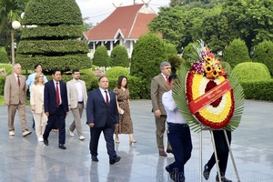 'Russia delegation visits Điện Biên’s historical sites