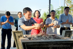 'Central Steering Committee pays tribute at the Martyrs' Memorial in the Điện Biên Phủ Battlefield