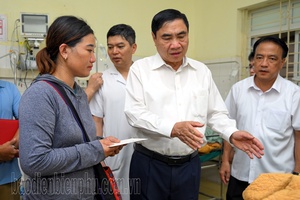 'Secretary Cường visits bus accident victims in Mường Chà District