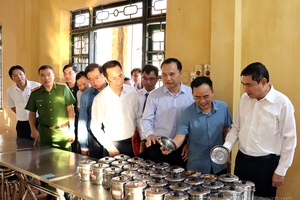 Secretary of the Provincial Party Committee, Trần Quốc Cường, visited Mường Nhé Border Guard Station and Mường Nhé District's Upper Secondary School for Ethnic Minorities