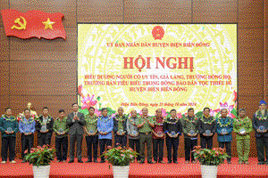 Điện Biên Đông District honours prestigious individuals, exemplary village elders, village chiefs, and clan leaders