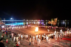 'Art performance to celebrate the Flood Season Tourism Festival on Đà River in Điện Biên