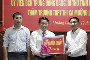 Provincial Party Committee Secretary Trần Quốc Cường works in Mường Lay Town