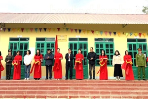 Handing over 2 semi-boarding houses in Mường Chà District