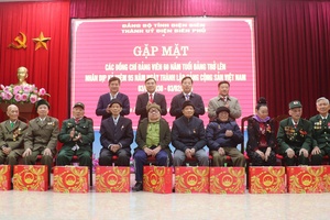 Điện Biên Phủ City’s Party Committee meets Party members with 60-year membership