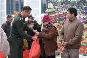 Uncle Hồ’s soldiers bring a warm Tết to the poor