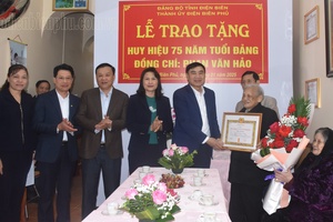 Điện Biên leader presents Party membership badge and extends Tết wishes in Điện Biên Phủ City