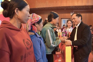 Deputy PM Bùi Thanh Sơn presents Tết gifts to people in Tủa Chùa District