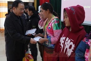 Mr. Mùa A Sơn visits Sín Chải Commune on occasion of Tết