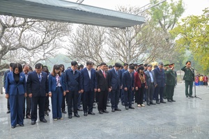 Điện Biên leaders pay tribute at martyrs’ cemeteries on Tết occasion