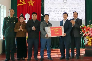 'Mr. Mùa A Vảng presents Tet gifts to needy households in Hua Thanh commune