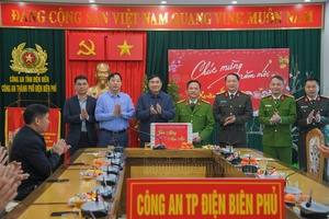 'Secretary of Điện Biên Provincial Party Committee visits units on duty during Tết