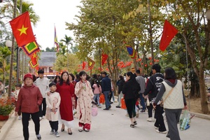 'Hoàng Công Chất Temple busy on first day of 2025 Tết