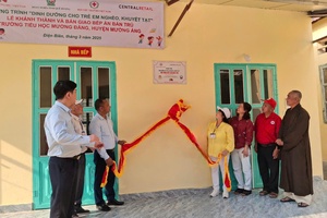 Three semi-boarding dining rooms handed over to Điện Biên students