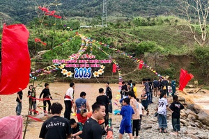 Na Sang 1 hamlet hosts Bun Huột Nặm water splashing festival 2025