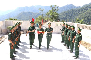 'Ready for flag raising ceremony at A Pa Chải Flagpole