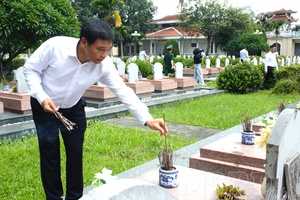 'Minister of Finance Nguyễn Văn Thắng pays tribute to fallen heroes in Điện Biên