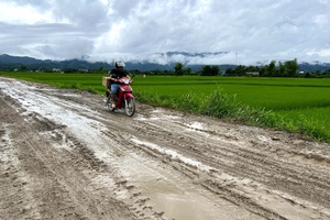 'Stuck in the mud: Thanh Nưa residents struggle with crumbling road