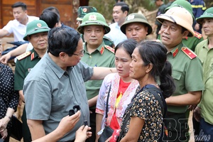 Prime Minister Phạm Minh Chính inspects flood recovery efforts in Háng Pu Xi hamlet, Xa Dung commune