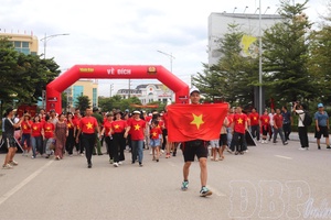 Điện Biên: 20,000 people join the walk “Step forward with Vietnam”