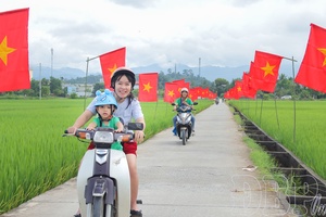 Impressive “national flag road” across Mường Thanh rice fields