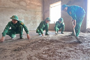 Urgently building houses for disaster-affected victims in Điện Biên
