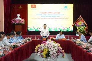 Provincial Party Secretary Trần Tiến Dũng works with provincial Business Association