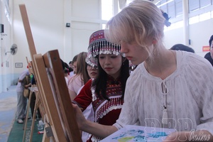 Saint Petersburg delegation exchanges with Điện Biên students