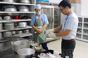Tightening food safety in school kitchens across Điện Biên