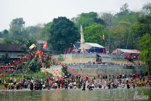 Mường Luân ancient tower by Mã River