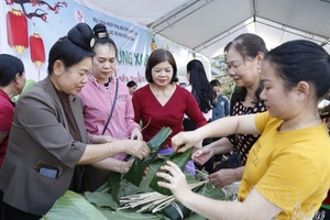 Green chưng cakes turn Tết into season of sharing in Điện Biên
