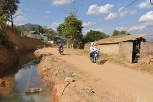 Removing difficulties for road project from National Highway 279 to Mánh Đanh village