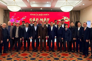 Điện Biên provincial Party Committee meets former provincial leaders in Hà Nội