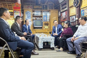 Provincial Party Secretary pays tribute to late Secretary Lò Văn Puốn and extends greetings to local units