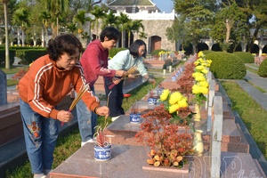 Spreading tradition of gratitude on first days of spring