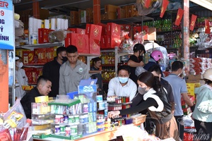 The final rush: Tết shopping on last day of the year