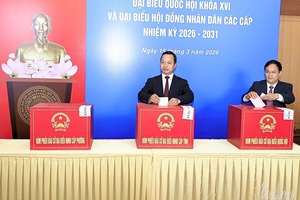 Provincial Party Secretary Trần Tiến Dũng casts vote at Polling Area No.16