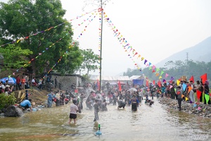 Núa Ngam bustling with Bun Huột Nặm Water Splashing Festival